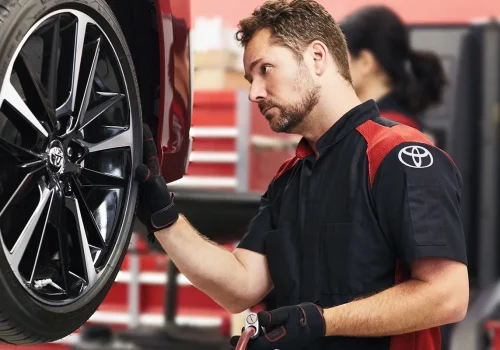 toyota_wheels_mechanic-checking-tire_